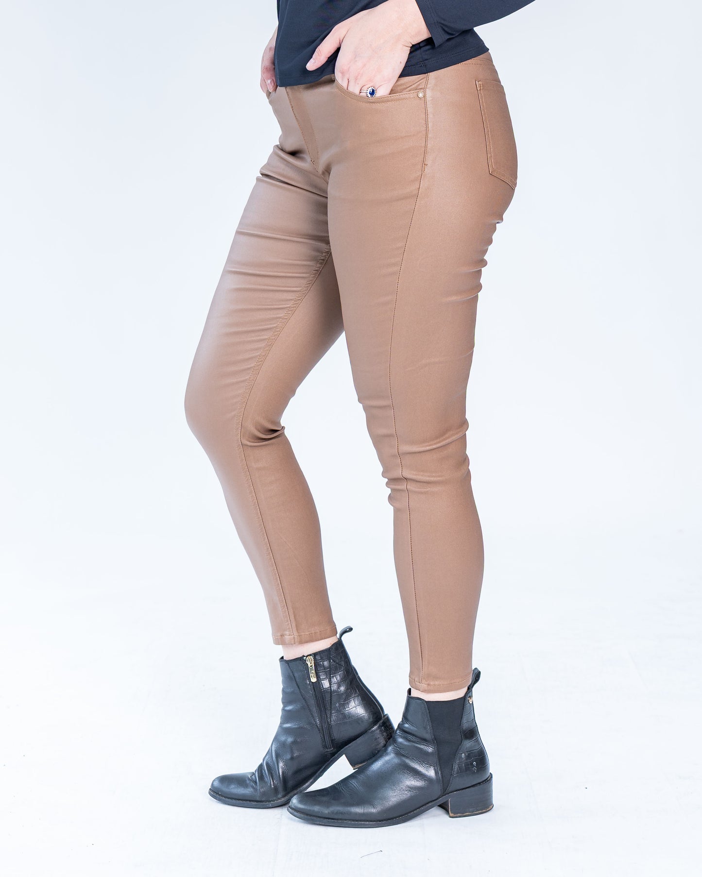 Pantalon Pitillo Ecocuero Oscar Cafe