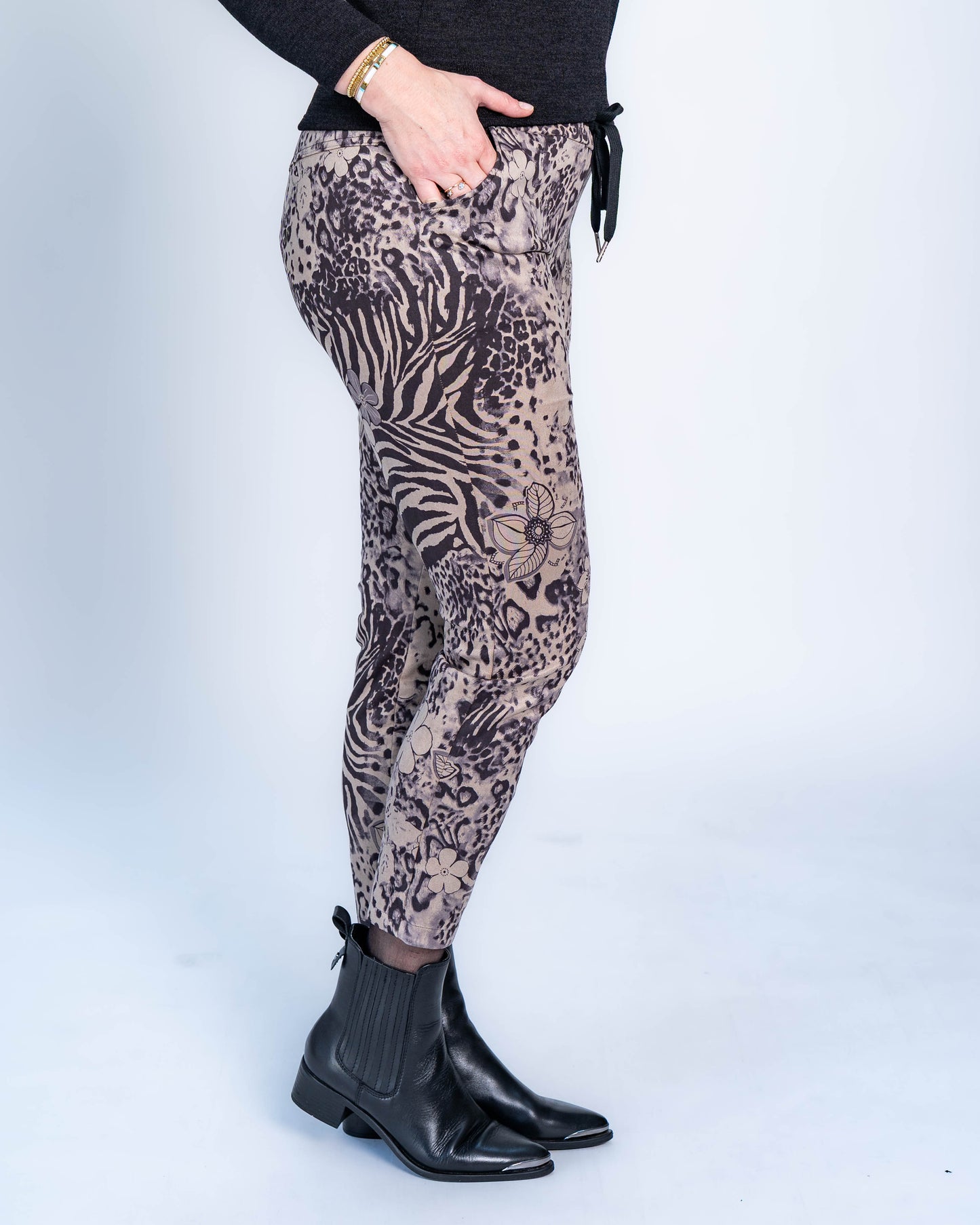 Jogger Gamuza Flores Gris