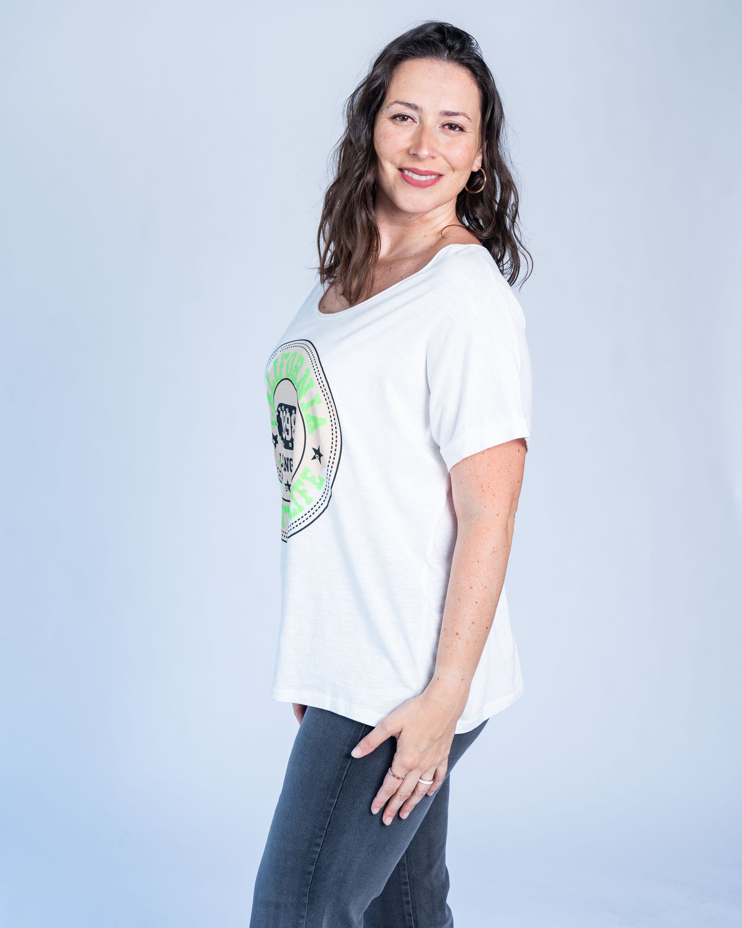 POLERA CALIFORNIA LETRA VERDE