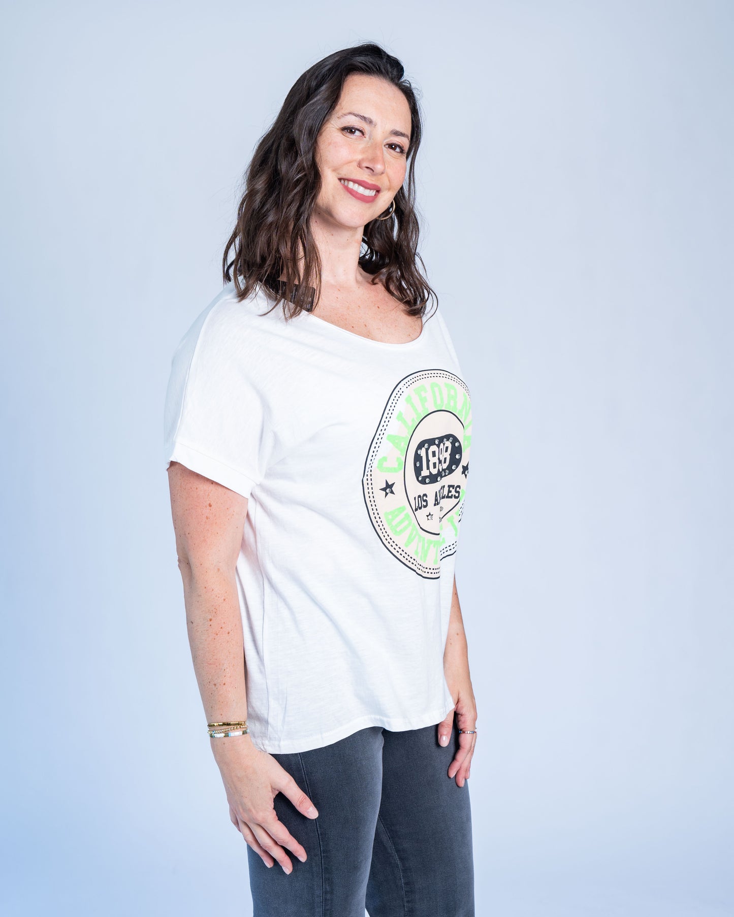 POLERA CALIFORNIA LETRA VERDE