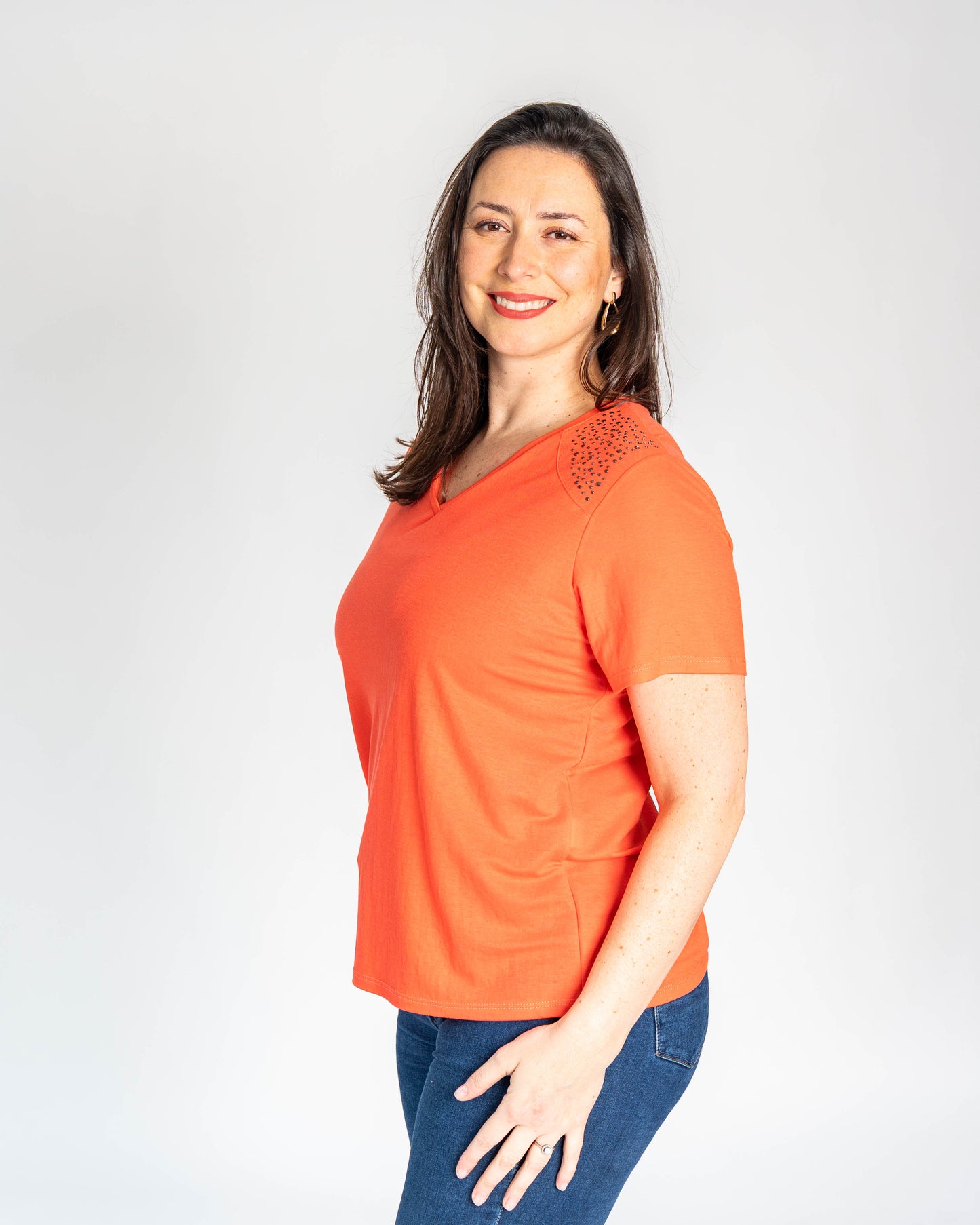 POLERA BASICA HOMBROS TACHAS CORAL