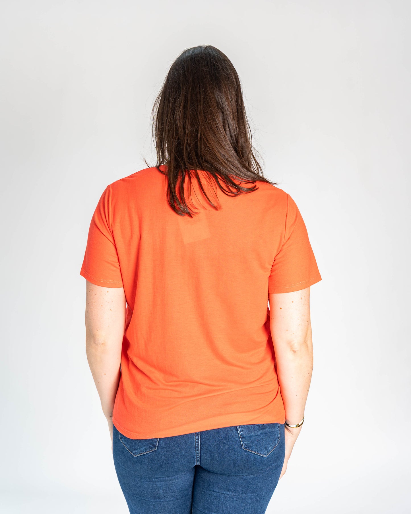 POLERA BASICA HOMBROS TACHAS CORAL