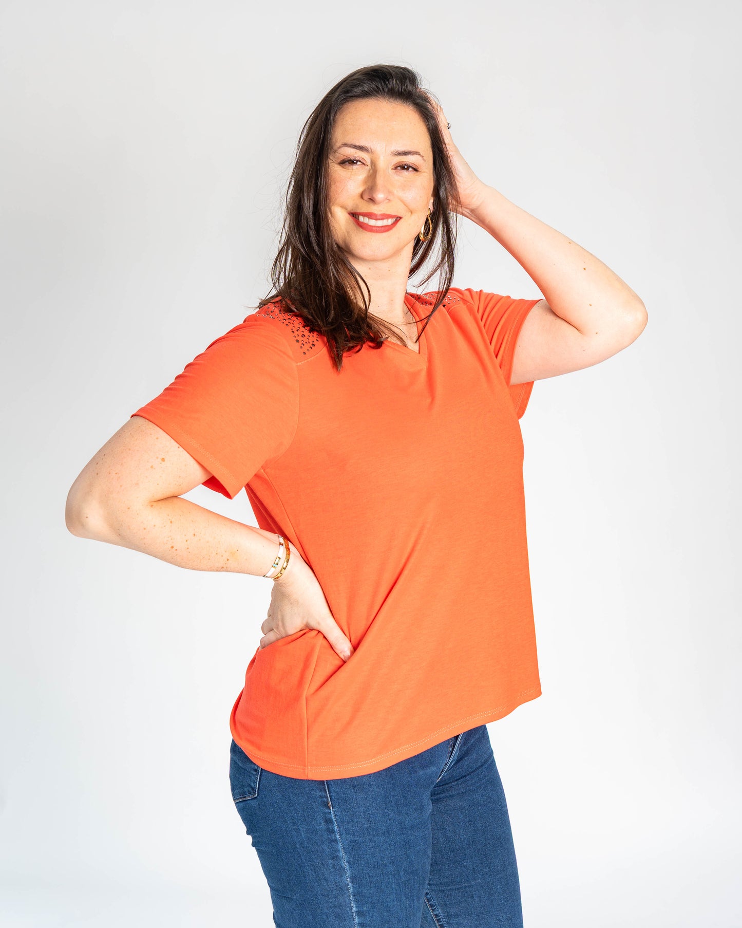 POLERA BASICA HOMBROS TACHAS CORAL