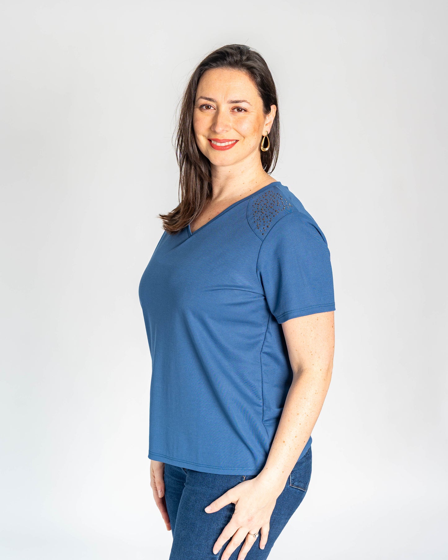 POLERA BASICA HOMBROS TACHAS AZUL
