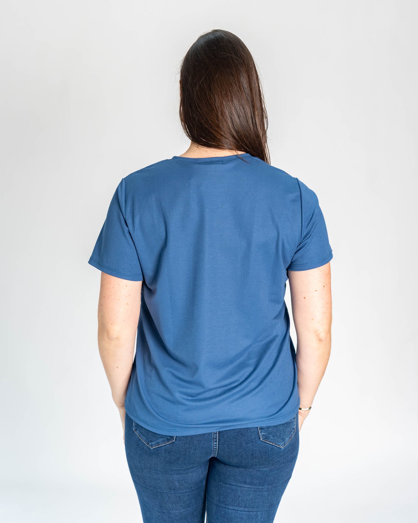 POLERA BASICA HOMBROS TACHAS AZUL