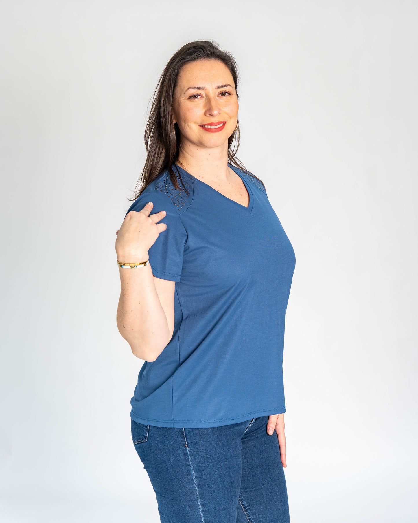 POLERA BASICA HOMBROS TACHAS AZUL