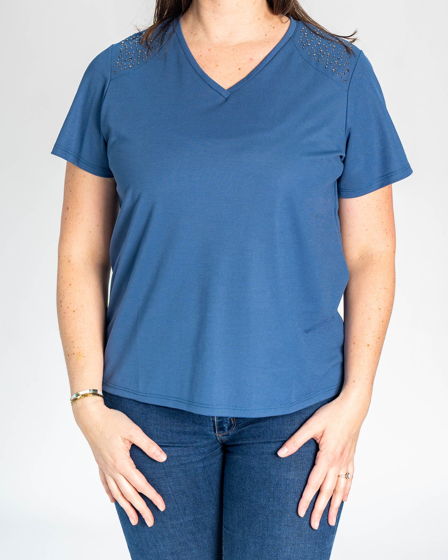 POLERA BASICA HOMBROS TACHAS AZUL