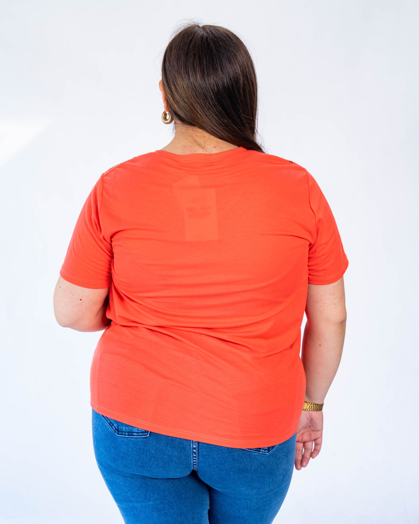 Polera básica hombros tachas coral