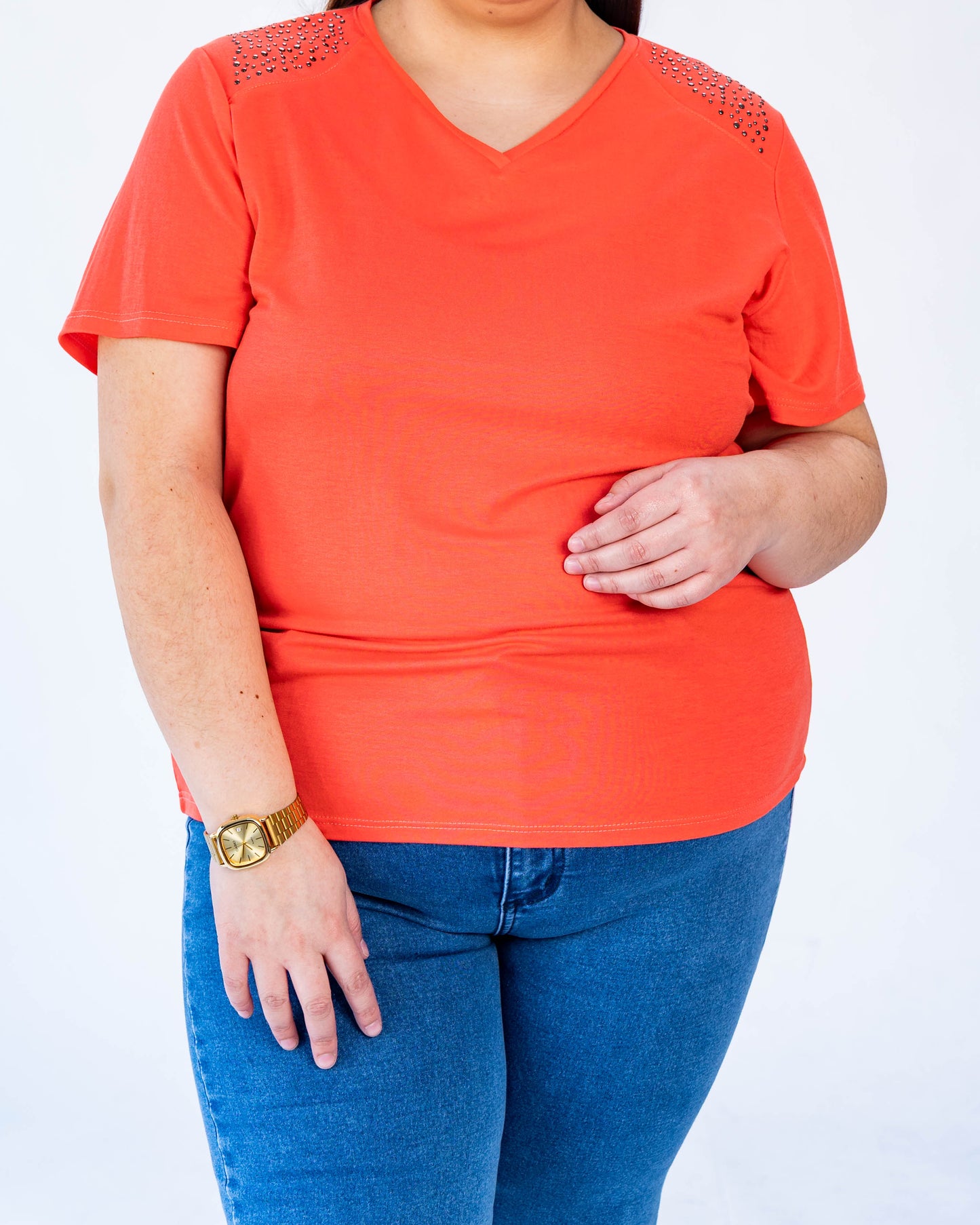 Polera básica hombros tachas coral
