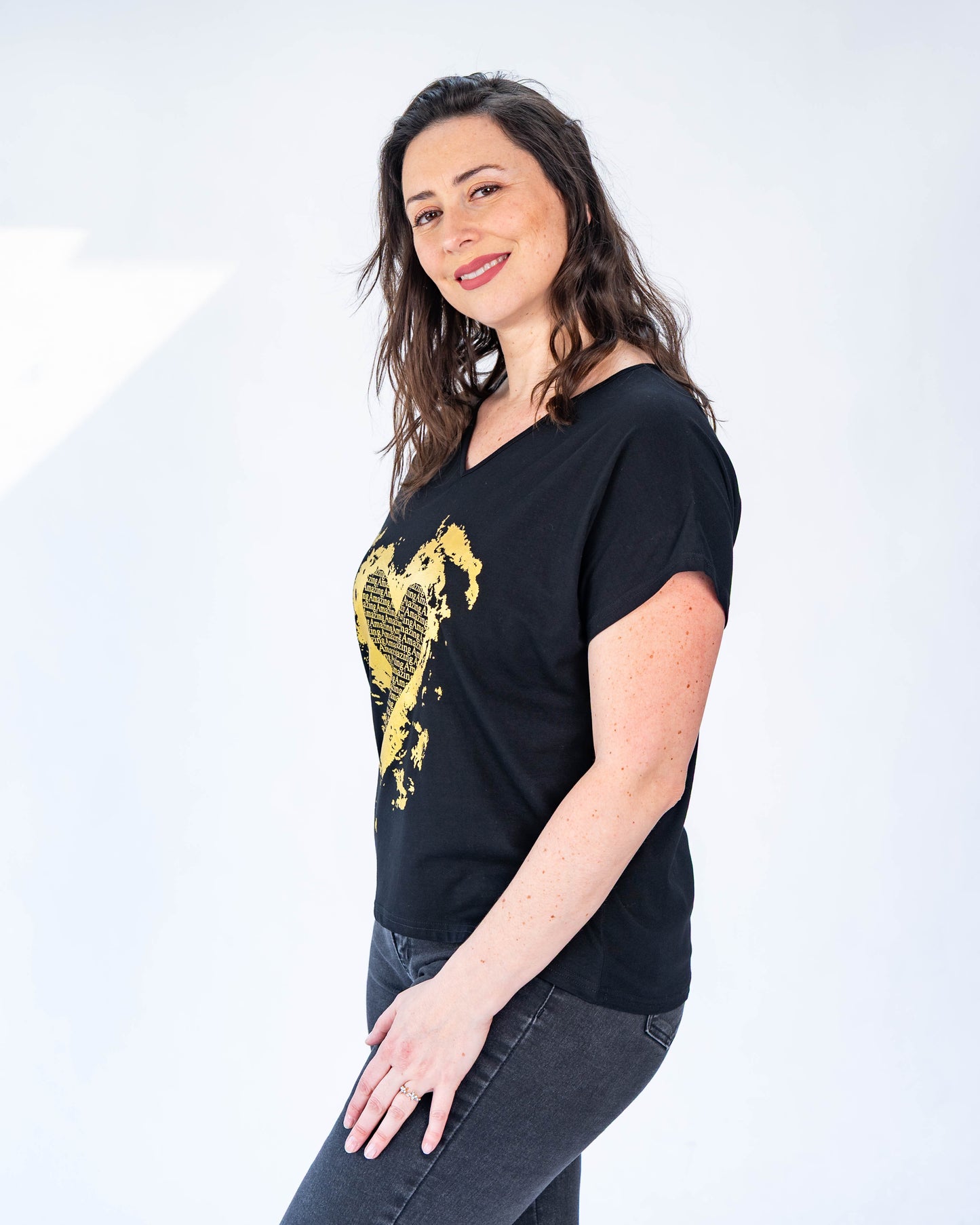 Polera corazón dorado negro