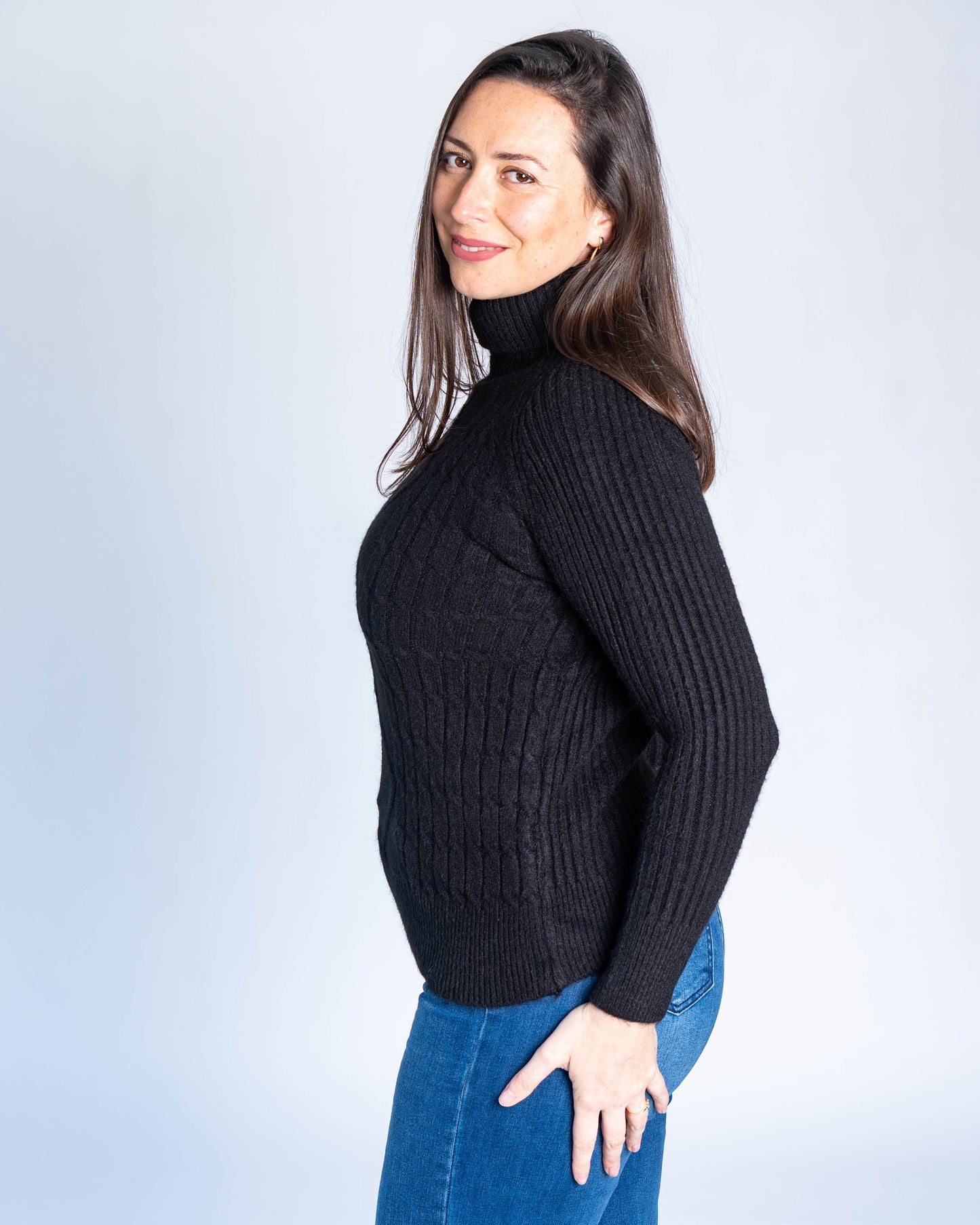 Sweater Cuello Subido Trenzado Negro