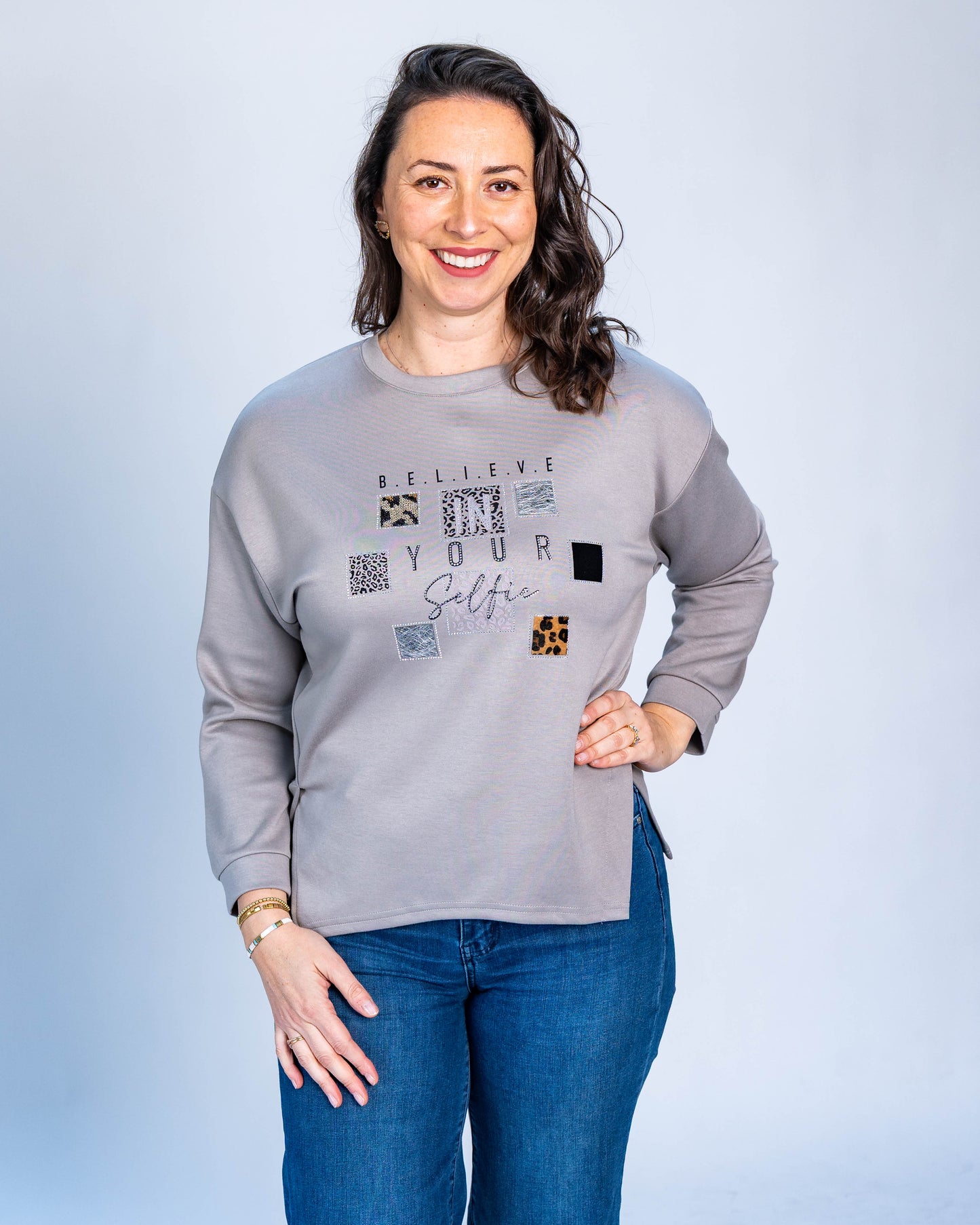 Polerón Believe Print Gris