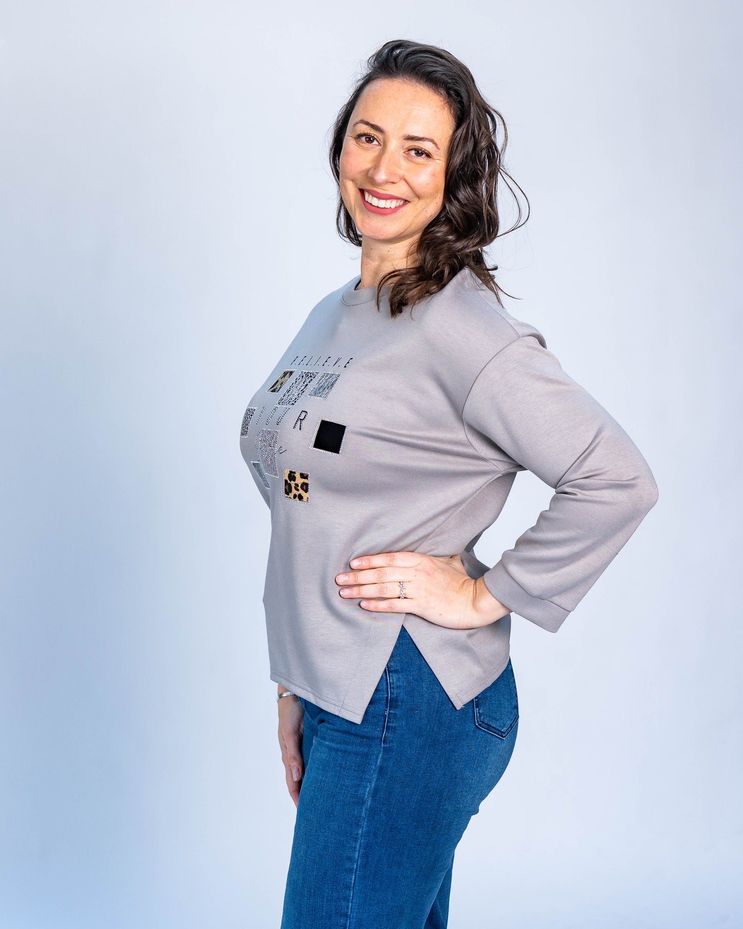 Polerón Believe Print Gris