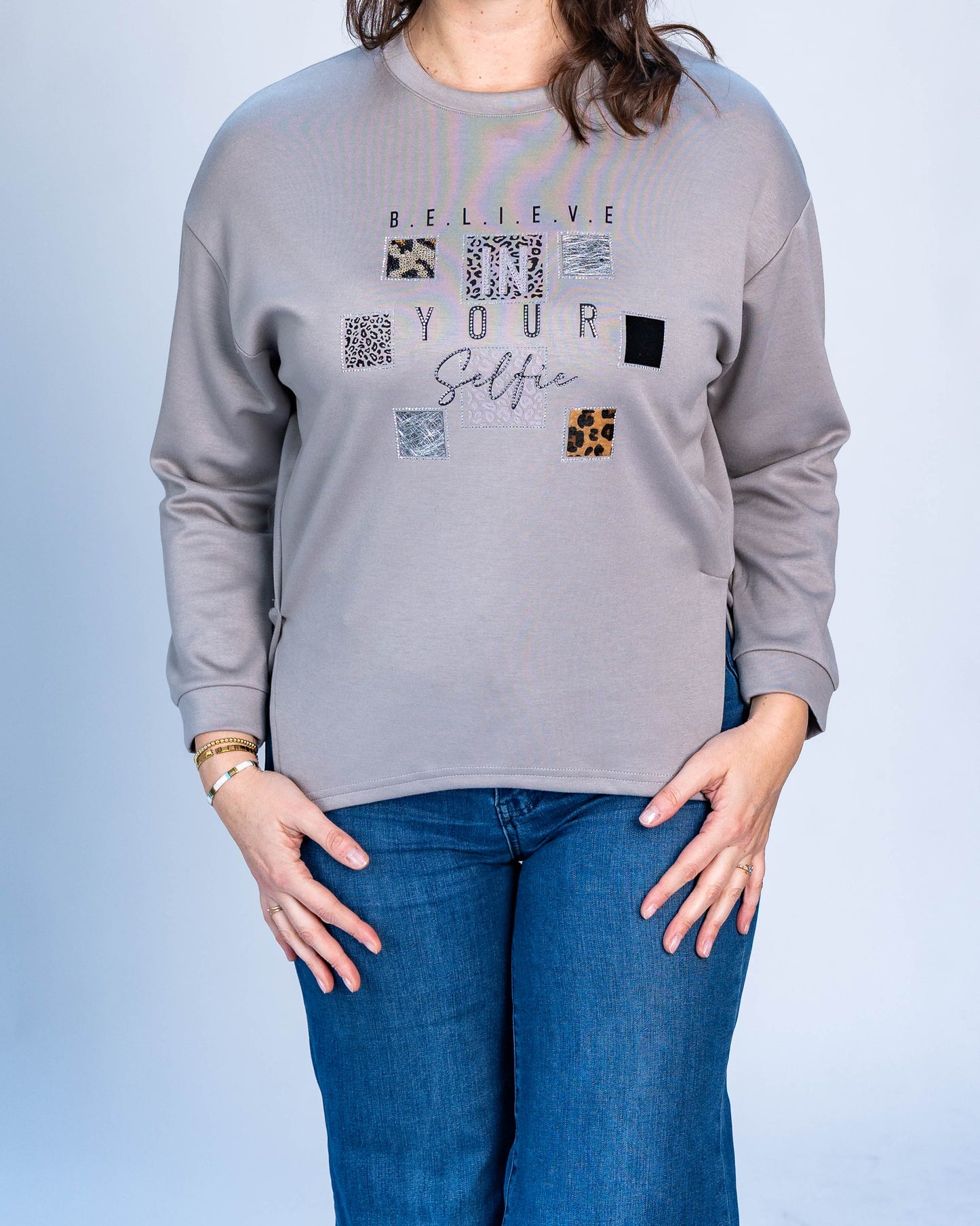 Polerón Believe Print Gris