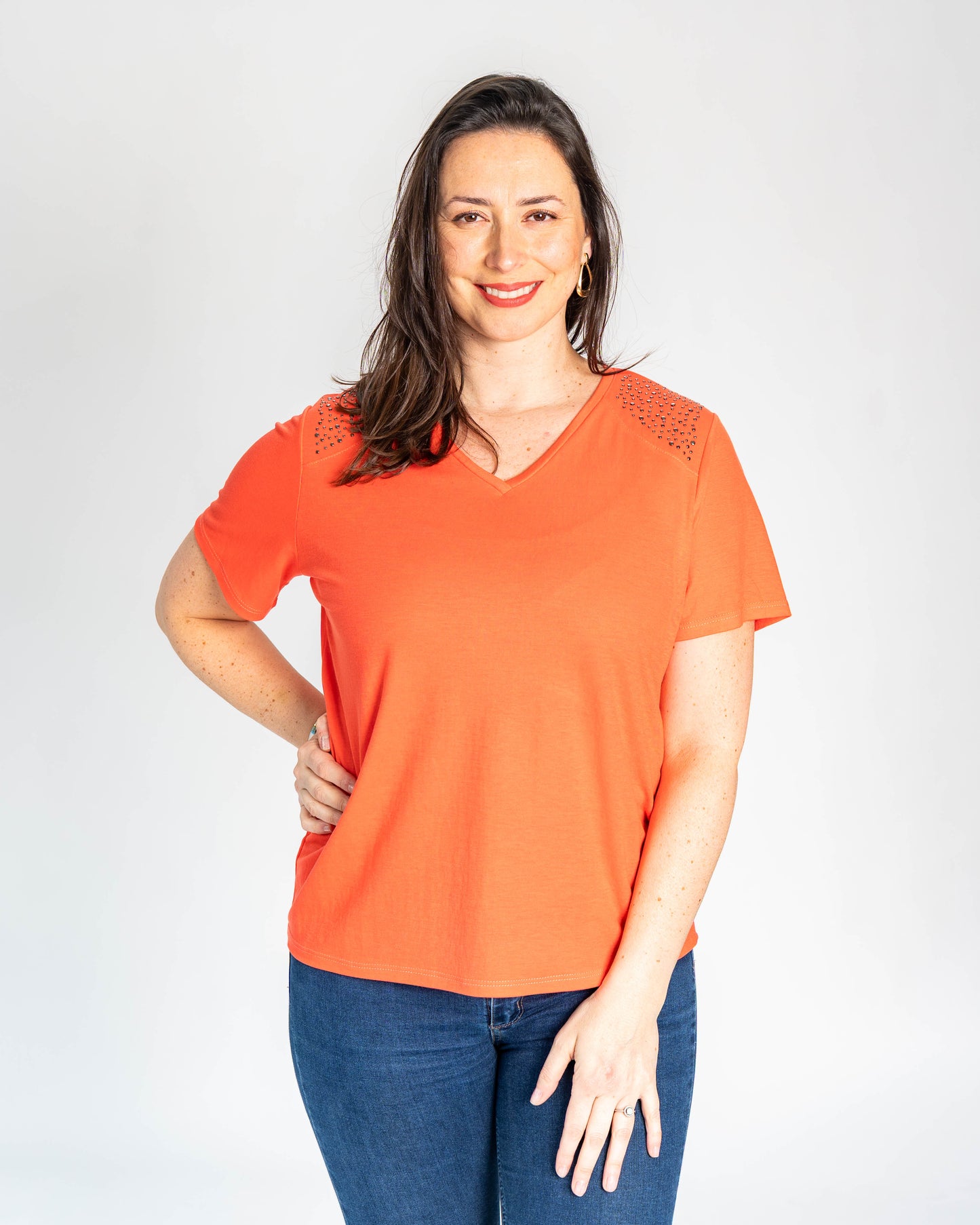 POLERA BASICA HOMBROS TACHAS CORAL