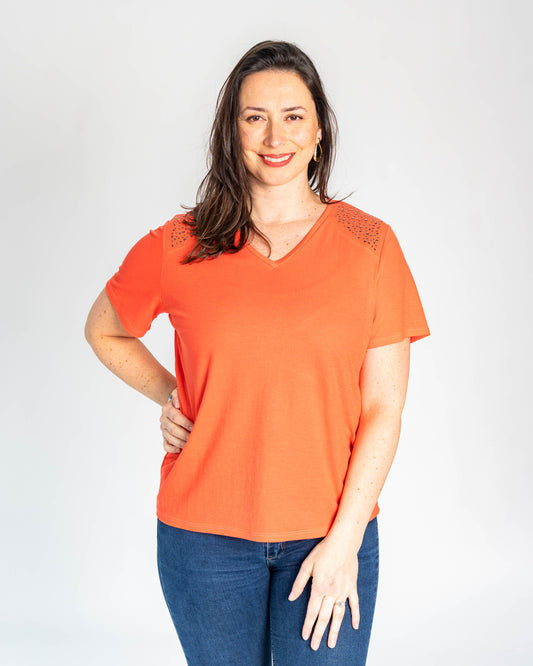 POLERA BASICA HOMBROS TACHAS CORAL