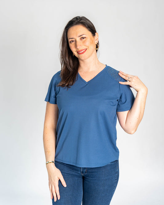 POLERA BASICA HOMBROS TACHAS AZUL
