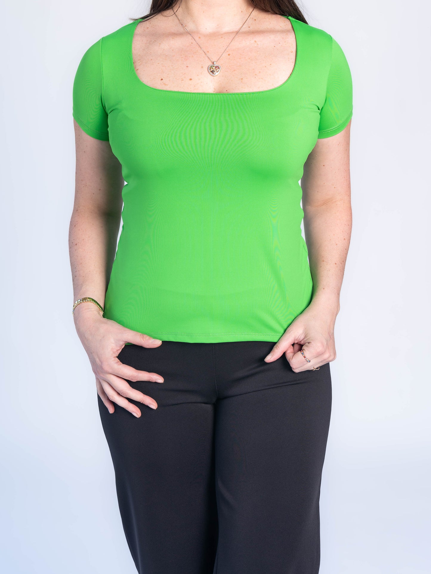 POLERA BASICA MANGA CORTA KARLA VERDE