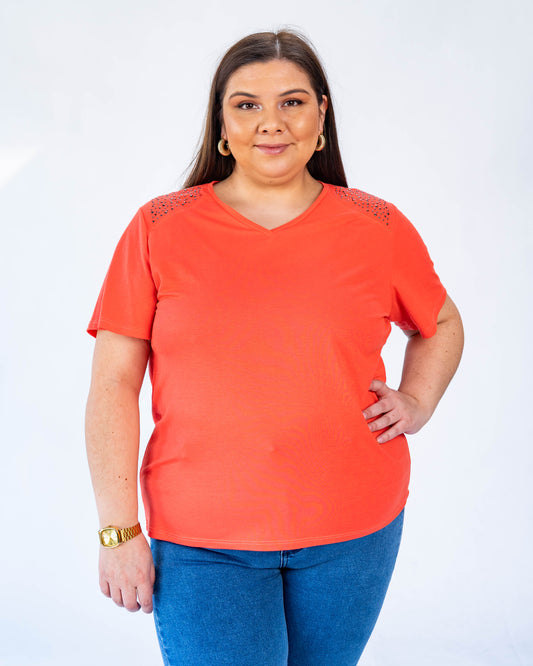Polera básica hombros tachas coral