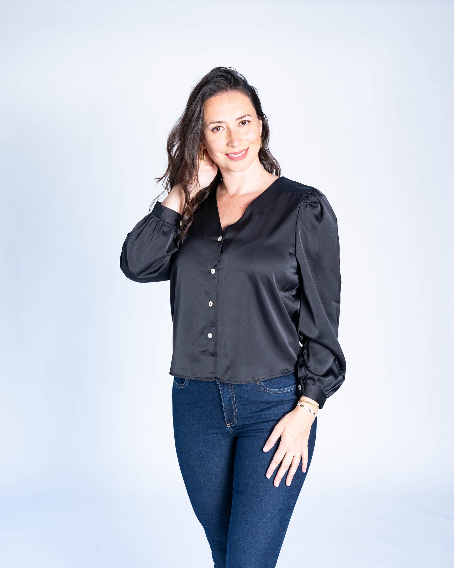 BLUSA SATINADA MANGA GLOBO NEGRA