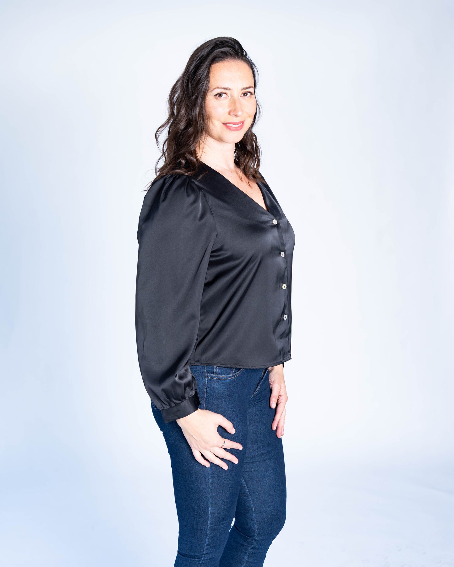 BLUSA SATINADA MANGA GLOBO NEGRA