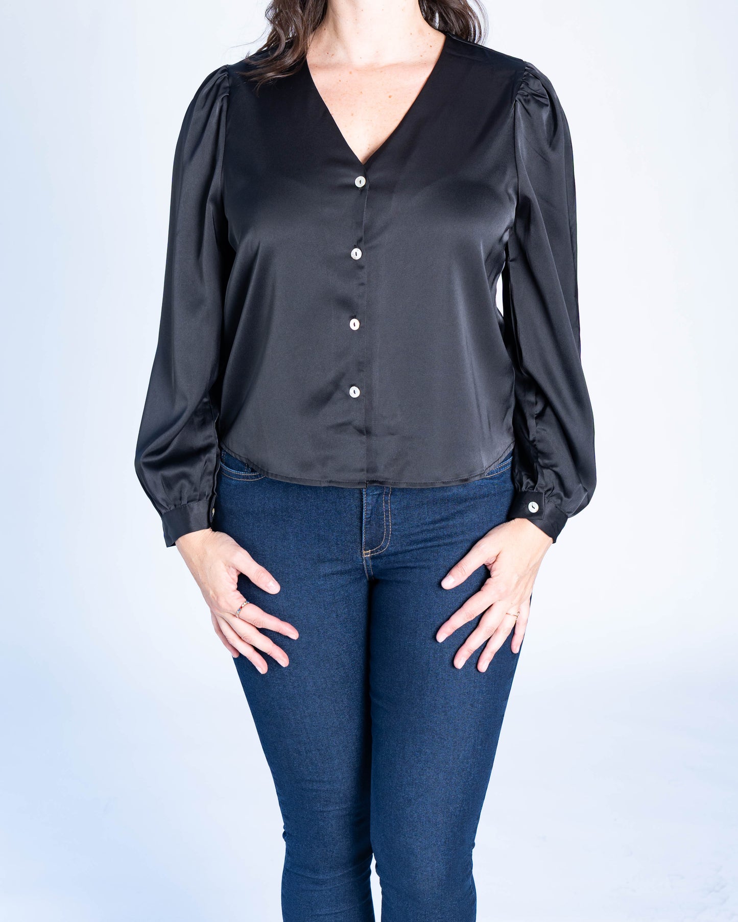 BLUSA SATINADA MANGA GLOBO NEGRA