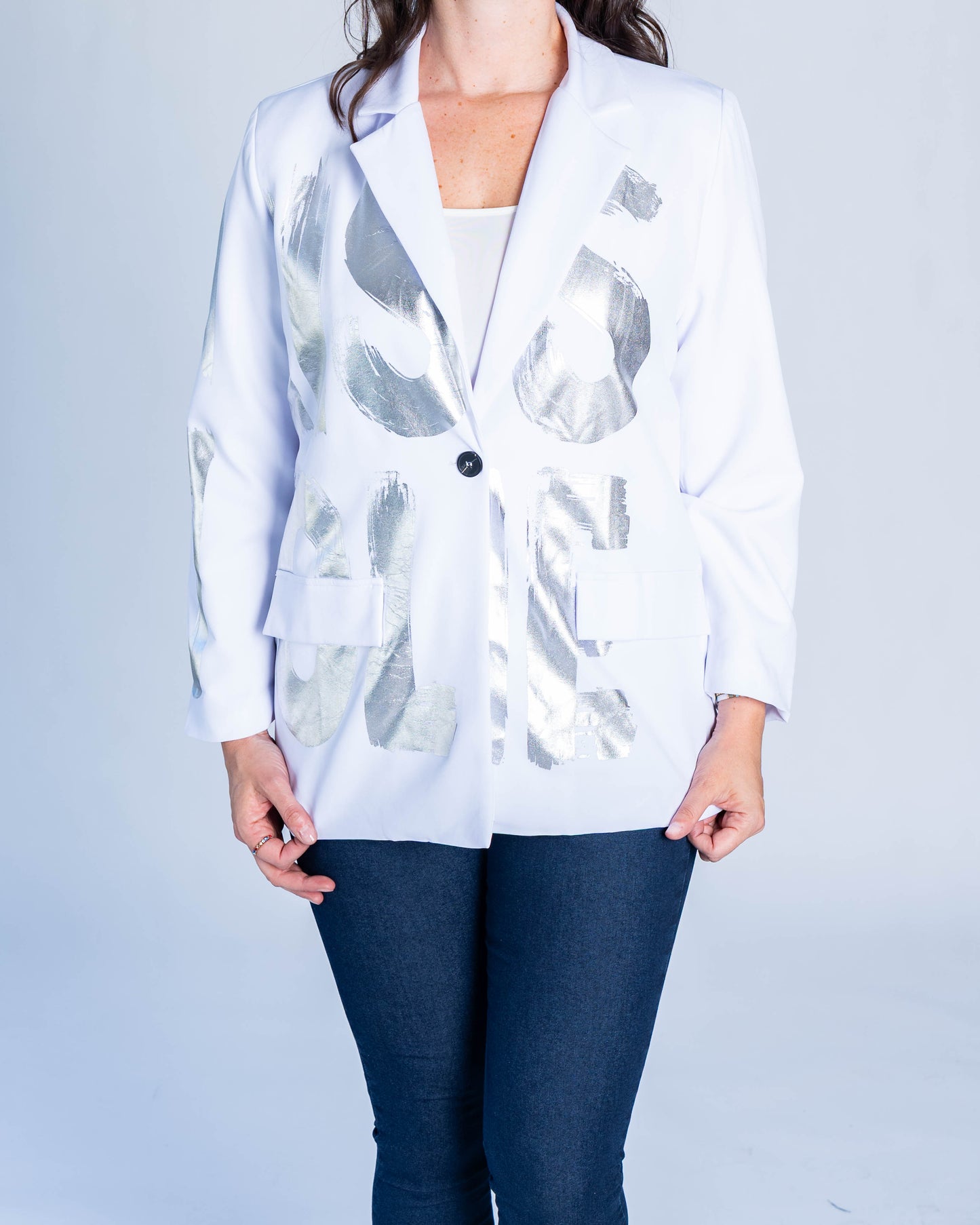 BLAZER LETRAS PLATEADAS BLANCO