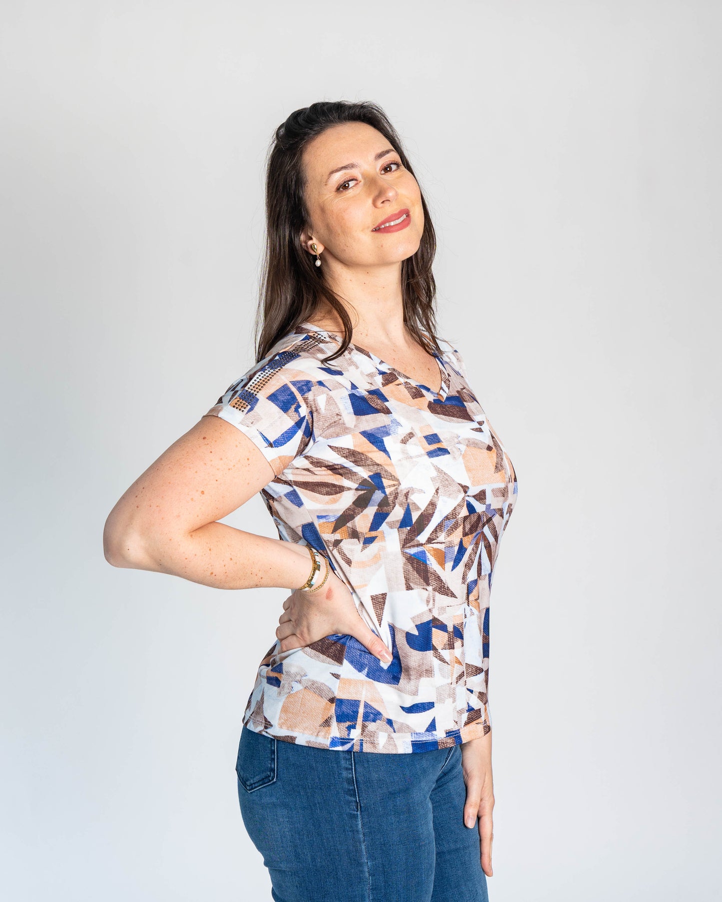 Polera Victoria Hojas Tachas Hombros Azul